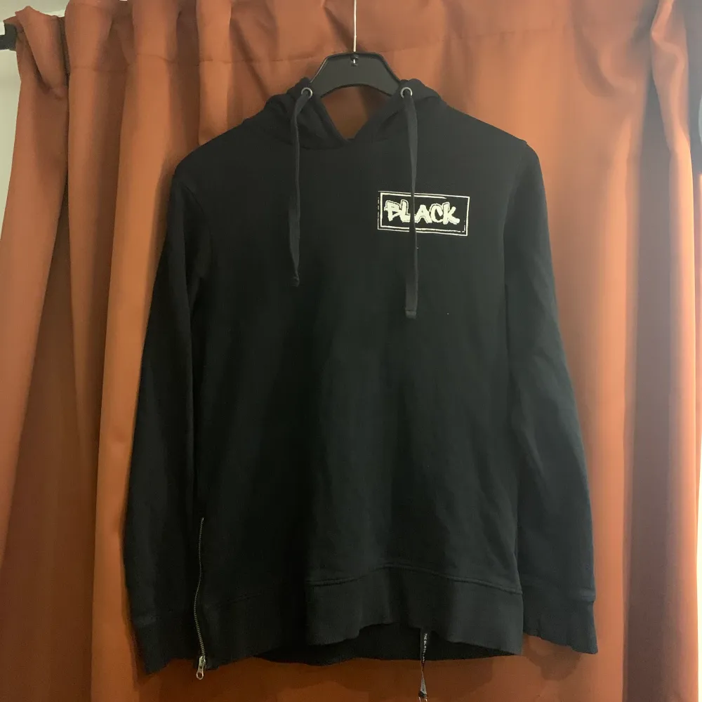 En svart hoodie med tryck köpt för 130kr från Lager 157 || Använd ca 2 ggr || Köparen står för frakt ||. Hoodies.