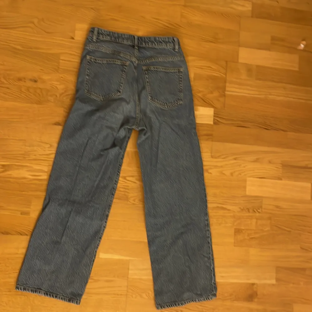 Plagget var min gamla favorit men jag har nya favoriter nu så tänkte sälja den, den är i storlek 38. Jeans & Byxor.