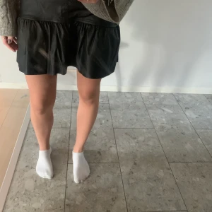 Svart skinnkjol hm - Svart skinnkjol från hm i storlek 34. Säljer då den inte riktigt är min stil.