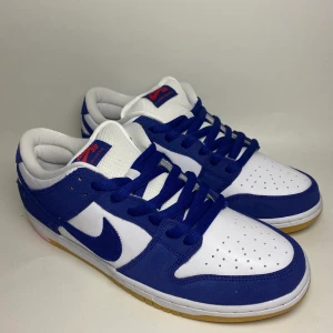 Nike SB dunk low LA dodgers - Nike SB dunk low LA dodgers  - 10/10 Nya  - storlek 45  - pris 2600kr exklusive frakt  - allt orginal ingår. Kontakta vid köp eller ytterligare frågor!   Mvh PlugYstad 