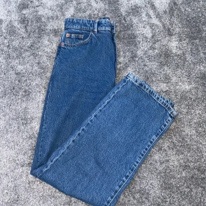 Mörkblåa jeans - Jeans i storlek 36 som jag har bara har använt en gång under ett år, därför säljer jag dem❤️Jag köpte dem för 499 och eftersom jag knappt använt dem säljer jag för 399kr(HAR NU SÄNKT TILL 250)💕De är i jättebra kvalitet och är väldigt sköna!