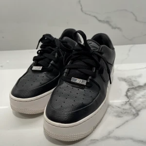 Nike Air Force 1 Svart  - Nike air force 1 i svart skinn. Nypris 1200 kr.   Storlek 38.5. Fint skick 😄  Hämtas i Lund eller skickas om köparen står för frakten 😋 (99 kr spårbart med postnord) 
