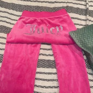 Byxor och hoodie ❤️ - Jätte fint juicy set i storlek xs. Sitter fint och är mysigt🥰