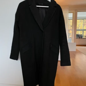 ULLKAPPA Åhléns  - Kappa i ullblandning. Från Åhléns.  Sparsamt använd och i mycket fint skick! 