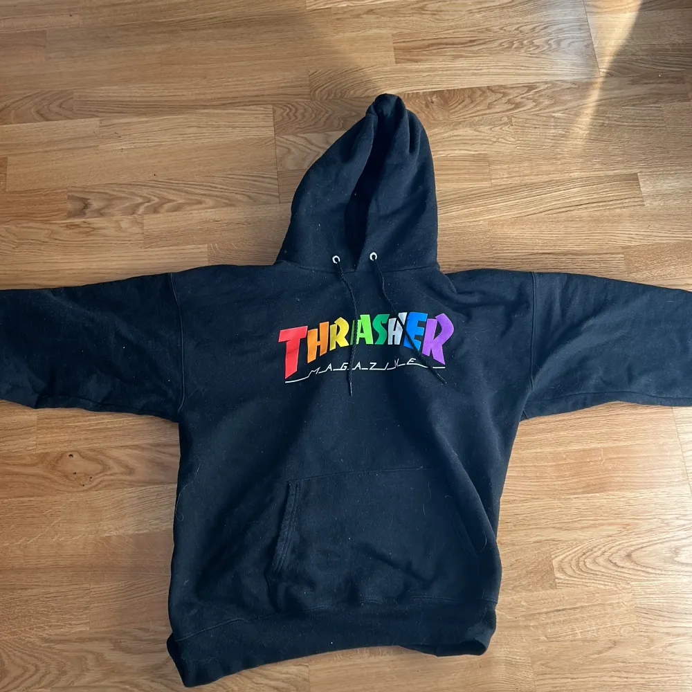 Thrasher hoodie i fint skick, inga sprickor i trycket alls. Trönan är i storlek M.. Hoodies.