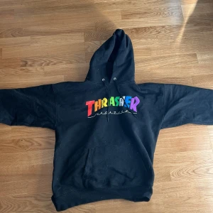 Thrasher Hoodie - Thrasher hoodie i fint skick, inga sprickor i trycket alls. Trönan är i storlek M.