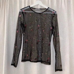 meshtopp med blombroderier - Strl M, känns mer som en S. Ginatricot