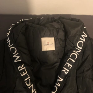 Moncler jacka  - Köpte för ett år sen av någon annan på plick. Riktigt varm och skönt men sitter inte fint på mig alls längre så vill bara sälja bort den. Lågpris eftersom personen förre mig hade den i ett hel vinter oxå. Priset går och diskuteras vid snabbaffär.