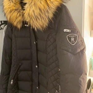 ROCKANDBLUE SWEDEN JACKA  - har köpt den för ett år sedan och använt den bara under 1 vinter, är liten för mig. 