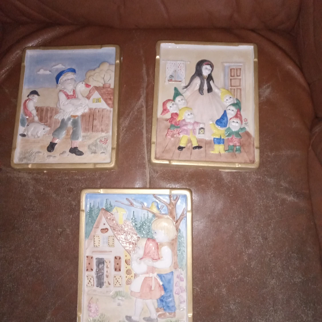 Gipstavlor med olika sagomotiv .