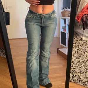 y2k low rise jeans - Köpte dessa så fina byxor här, men de passade mig inte. 80 midjemått, innerben 84.5,  117 i längd! De ser precis ut som på bilden och kvaliten är otroligt bra. Det finns inga fel på byxorna!