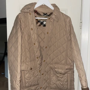 Burberry jacka - Burberry jacka, saknar prislapp men oanvänd! 