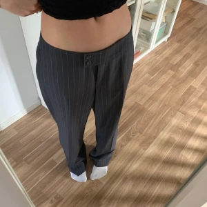 Lågmidjade Kostymbyxor - Gråa lågmidjade kostymbyxor i storlek 38 köpta från sellpy!! Passar mig som är i storlek s vanligtvis superbra Jättefint skick🤩🤩🤩