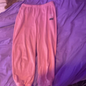 Mjukisbyxor strl. S - Byxor som har blivit för små för mig. Från H&M.  Kan skickas mot fraktkostnad men kan även hämtas i Bua. 