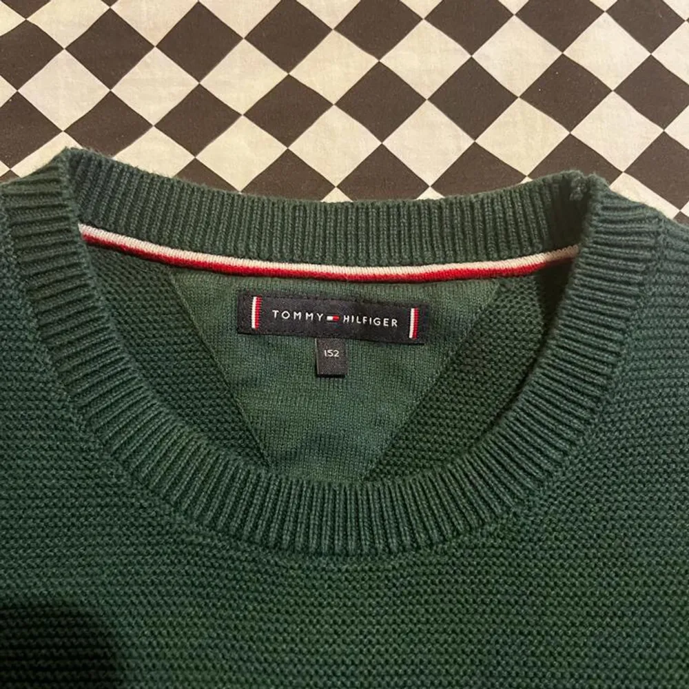 Tommy Hilfiger sweter i väldigt bra skick . Hoodies.