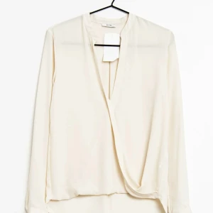 Kiomi blus - Blus från Kiomi. Helt ny, men utan prislapp.  Storlek: 36,    Material: Polyester,    Nypris: 399 SEK