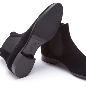 Apia kängor  - Kängor från Apia, modell Eterna.  Material: Mocka,    Anmärkning: Skosulan visar tecken på slitage, bandet i hälen har gått av på höger sko. I övrigt bra skick. Nypris: 2000 SEK