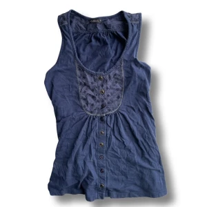 Vintage topp - Så snygg vintage topp som är lite korsett aktig med knappar!!🥰🥰  obs: jag har använt en gummisnodd på bilderna där jag bär den då den är lite förstor för mig💕💕den är i storlek M men jag har som bär xs har också kunnat använda den🥰