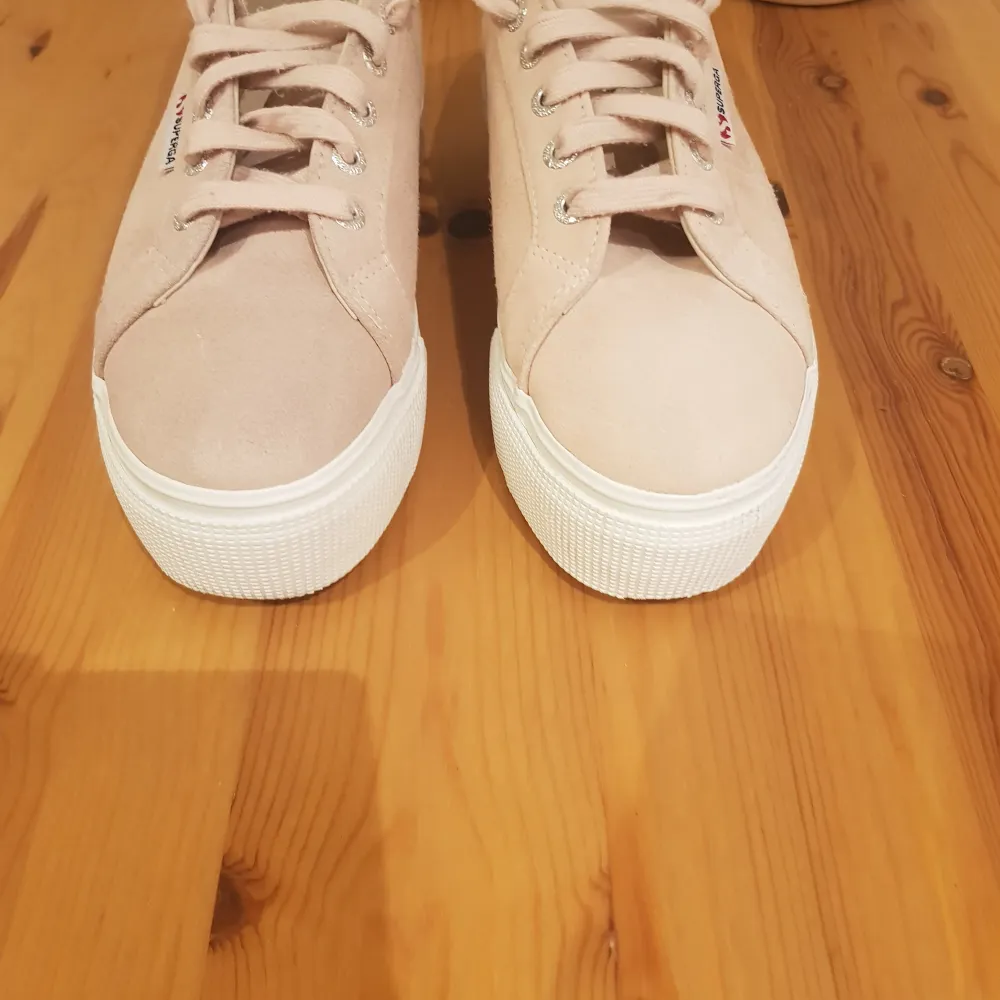 Hej alla kvinns, säljer superfina sneakers i skinn endast använda 2 ggr pga fel storlek. . Skor.