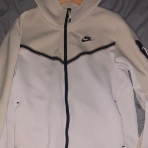 Nike tech flece beige  - Säljer en Nike tech fleece i storlek S vid flår e det bara att komma privat!💕