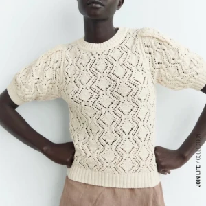 Supersöt topp ifrån Zara - Säljer denna virkade topp ifrån Zara då den inte tyvärr inte passar mig. I nyskick utan några tecken på användning alls! Slutsåld! Nypris: 299kr! Köp direkt för 150kr!