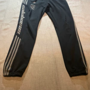Adidas trackpants ”CALABASAS” - Trackpants från adidas köpta ett antal år sedan men kommer inte till användning. Jag har dem lågmidjat och det går bra. Bekväma för både träning och vila elr bara som vardagsbyxor. Storlek:S Väldigt rare plagg därav priset.