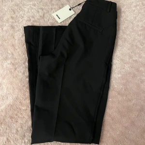 Bikbok kostymbyxor, oanvända  - Oanvända kostymbyxor från BikBok, storlek 36. Säljs då de är för stora, kontakta mig för fler bilder eller liknande💕😙💐💞