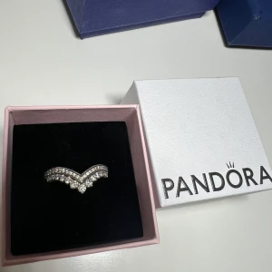 Pandora ring - Äkta silver  Nästan oanvänd  Köpt i butik  Storlek 17-19