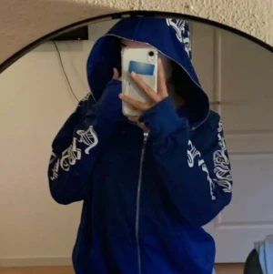 BLÅ ZIPUP HOODIE - Hejjj! Säljer denna tvär snygga zip up hoodien i blått med vita tryck på! Storlek S och oversized🫶🏻 Syper mysigt material och går att styla sååå snyggt till cybery2k/2000’s street stilarna😫 Hör av er! 🫶🏻🫶🏻💞 
