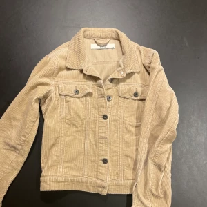 Manchester jacka st.36 - En beige Manchester jacka i storlek 36 i bra skick.