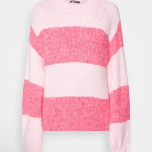 Stickad tröja slutsåld  - Köpte stl m och L och behöll m så säljer nu L då jag missade sista returneringsdagen. Inte använd och prislapp kvar. Köptes för ord pris 399 så säljer för 300 