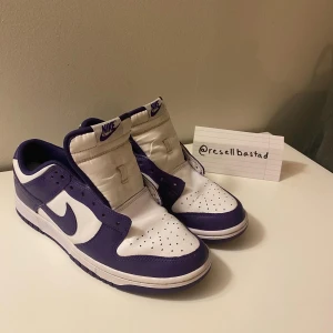 Nike Dunk Court Purple - Dunk Champion Court Purple Skorna är i riktigt fint skick med absolut ingen healdrag. Knappt någon creasing och inga märken över huvud taget. Köptes för release pris runt 2000kr och värde runt 2900kr nya. LÅDA SAKNAS