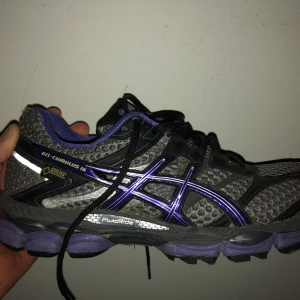 Asics - Vänster sko har fått lite sprej färg på sig som kan synas i ljuset förutom det är dom i ett bra skick. Gör gärna byten och samfraktar såklart. Är det några funderingar eller annat är det bara att höra av sig. Obs har inte original lådan till skorna.