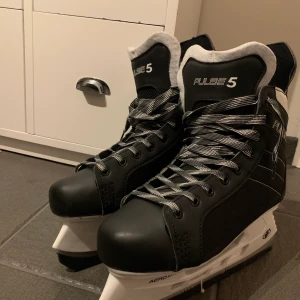 Pulse 5 Skridskor  - Helt oanvända. Skick 10/10. 