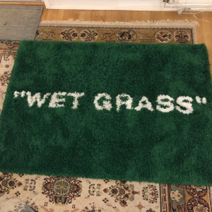 Off-white x Ikea ”WET GRAAS”  - Mattan är använd men i bra skick. Är öppen för byten. Helst upphämtning vid just denna då mattan är så stor och tung. Om det  skulle vara så att mattan måste skickas så gör vi upp om kostnaderna för frakten. Är det nån fråga är det bara att kontakta mig.