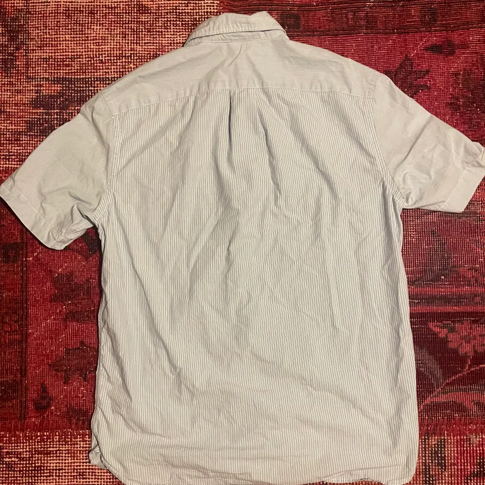 Fet blå vintage tee shirt skjorta från hm den är tvär fet och sommar essential!! Den är lite lätt använd men dunder skick och kommer hålla ett bra tag (skriv för mer info!!). Skjortor.