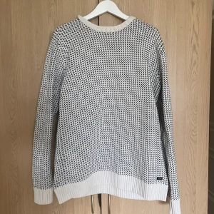 Oversized tröja - Säljer min tröja då den aldrig kommer till användning. Jag är en XS/S och haft den som en oversized tröja