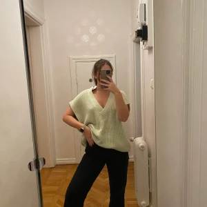 Sweatervest - Fin grön färg, jag köpte i XL för att kunna ha som klänning så funkar även för mindre storlekar.