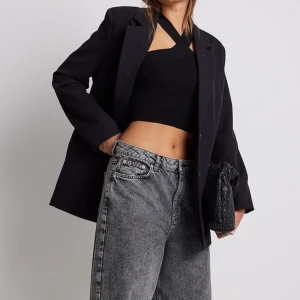 Korsad topp från nakd - Korsad topp/linne från nakd. Så fin. Lite stickad i materialet och så mjuk. Endast använd 2 gånger🌸 perfekt festtopp. Skickas för 51kr spårbart 