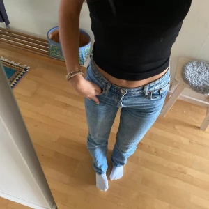 Mid waist jeans från zara  - Säljer mina mid jeans från zara i en mörkblå färg. De är full lenght och raka i modellen! Superfina och sparsamt använda!
