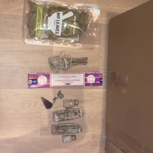 hejj! Säljer ett kristall kit (kristall grejer ig) rökelser ,bay leaves , spells osv - häxa
