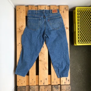 Levis 560 loose fit 38x28 - Levis 560 loose fit 38x32 uppsydda till 38x28. Med en go sag passar de nån upp till 188
