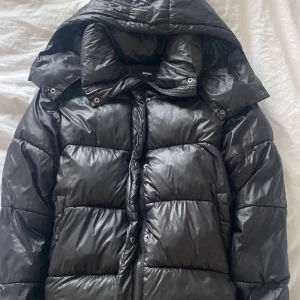 Bikbok jacka  - Säljer denna superfina vinterjacka från bikbok. Den är supervarm, fluffig och perfekt till vintern. Inga fläckar eller skador. 💕STARTADE BUDGIVNING DÅ DET VAR MÅNGA INTRESSERADE 