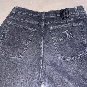Bagge jeans - Säljer billigt pga hål längst ner på sidan av benet, inget stort som syns. Skriv för mer info. Storlekarna var lite svåra så skriv om ni vill ha måtten