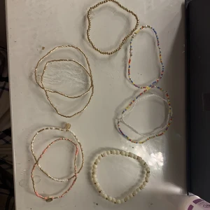 Armband - Alla dessa armband för 15kr. Frakten kostar 13kr. Dem är nya❤️