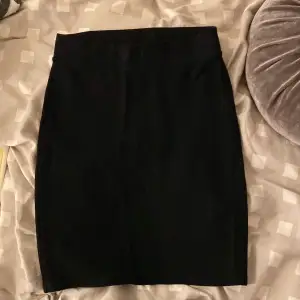 En svart kjol från bikbok. Ärvd och kommer inte till användning alls. Väldigt fint skick. Skriv för mer info.