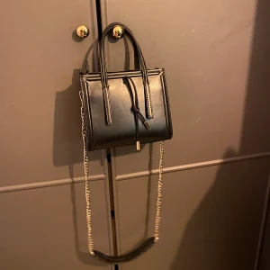 Väska från zara - Snygg väska från zara, aldrig använd. 150+ frakt