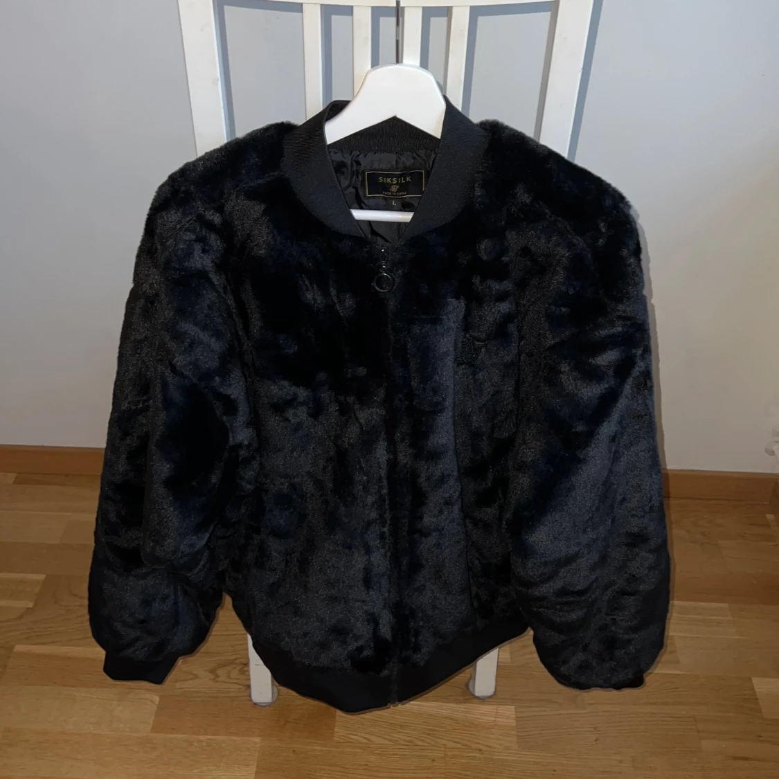 Svart faux fur bomberjacka från SIKSILK - 91