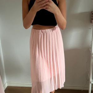 Lång plisserad kjol - Rosa plisserad långkjol, går till lite under knäna. Från boohoo