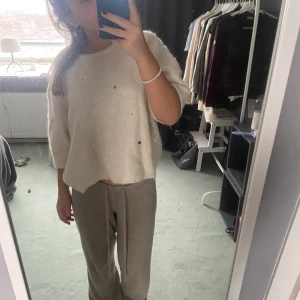 Stickad tshirt - Stickad kortärmad tröja från Lindex, köpt innan sommaren och har knappt fått användning för den. Skriv för mer bilder och info! Ni kan köpa direkt för 360kr